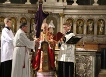 Modlitwa biskupa pod krzyżem