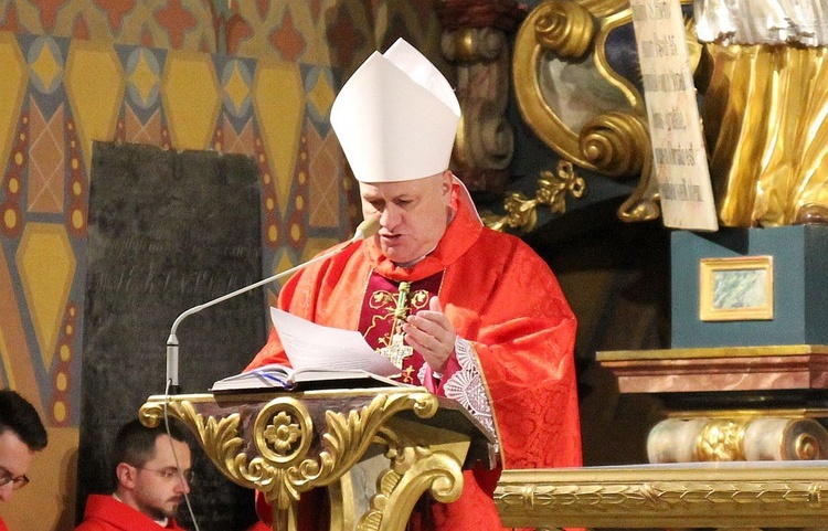 Bp Piotr Greger w Wielki Piątek w żywieckiej konkatedrze Narodzenia NMP.