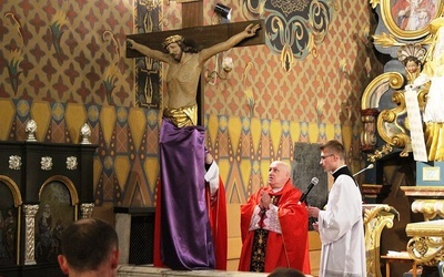 Odsłonięcie krzyża do adoracji podczas liturgii Wielkiego Piątku w konkatedrze żywieckiej.