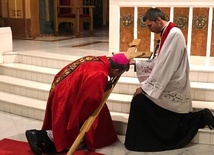 Ucałowanie krzyża podczas liturgii Wielkiego Piątku w bielskiej katedrze