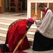 Ucałowanie krzyża podczas liturgii Wielkiego Piątku w bielskiej katedrze