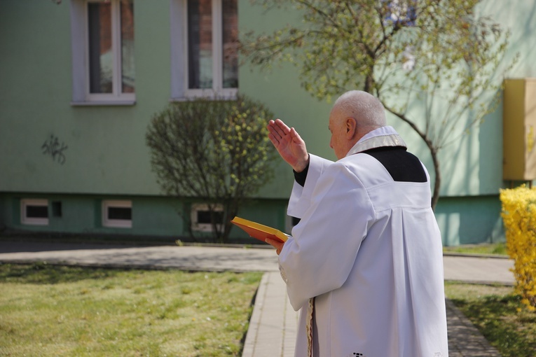 Kapłani samotnie, chodząc lub jeżdżąc po ulicach parafii, błogosławią pokarmy.