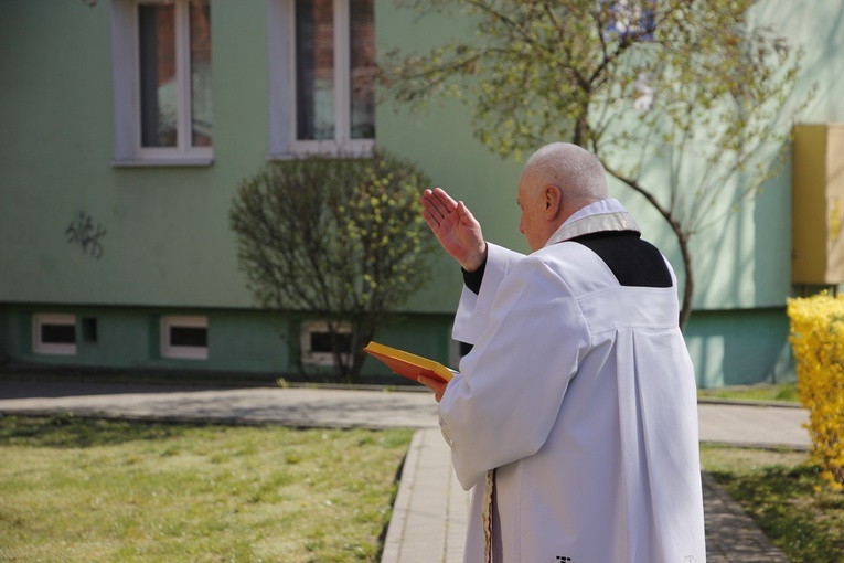 Kapłani samotnie, chodząc lub jeżdżąc po ulicach parafii, błogosławią pokarmy.