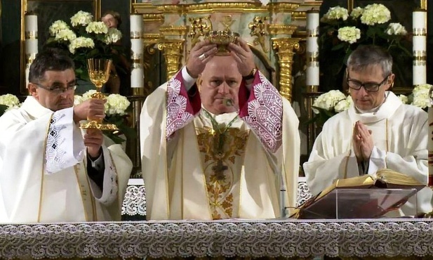 Bp Piotr Greger przewodniczył liturgii Wigilii Paschalnej w żywieckiej konkatedrze Narodzenia NMP.
