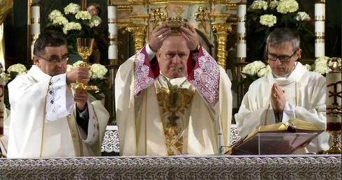 Bp Piotr Greger przewodniczył liturgii Wigilii Paschalnej w żywieckiej konkatedrze Narodzenia NMP.