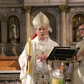 Z płonącymi świecami uczestnicy liturgii odnowili przyrzeczenia chrzcielne.