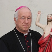 "To są święta życia i dobra, nadziei i miłości" - napisał bp Andrzej F. Dziuba.