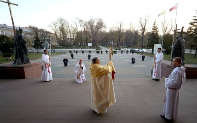 Przed rozpoczęciem Eucharystii bp Henryk Tomasik przed głównym wejściem do katedry udzielił błogosławieństwa  Najświętszym Sakramentem miastu i diecezji.