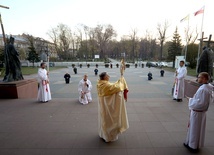 Przed rozpoczęciem Eucharystii bp Henryk Tomasik przed głównym wejściem do katedry udzielił błogosławieństwa  Najświętszym Sakramentem miastu i diecezji.