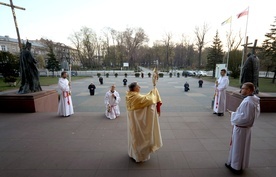 Przed rozpoczęciem Eucharystii bp Henryk Tomasik przed głównym wejściem do katedry udzielił błogosławieństwa  Najświętszym Sakramentem miastu i diecezji.