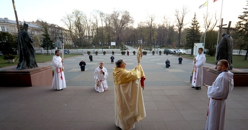 Przed rozpoczęciem Eucharystii bp Henryk Tomasik przed głównym wejściem do katedry udzielił błogosławieństwa  Najświętszym Sakramentem miastu i diecezji.