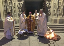 Liturgię rozpoczął obrzęd poświęcenia ognia i przygotowania oraz zapalenia paschału