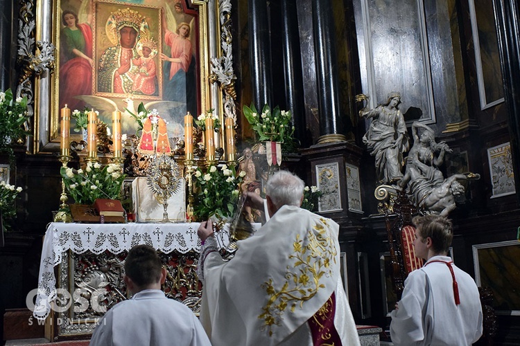 Procesja rezurekcyjna w świdnickiej katedrze