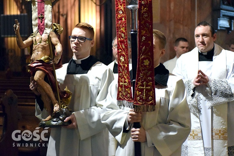 Procesja rezurekcyjna w świdnickiej katedrze