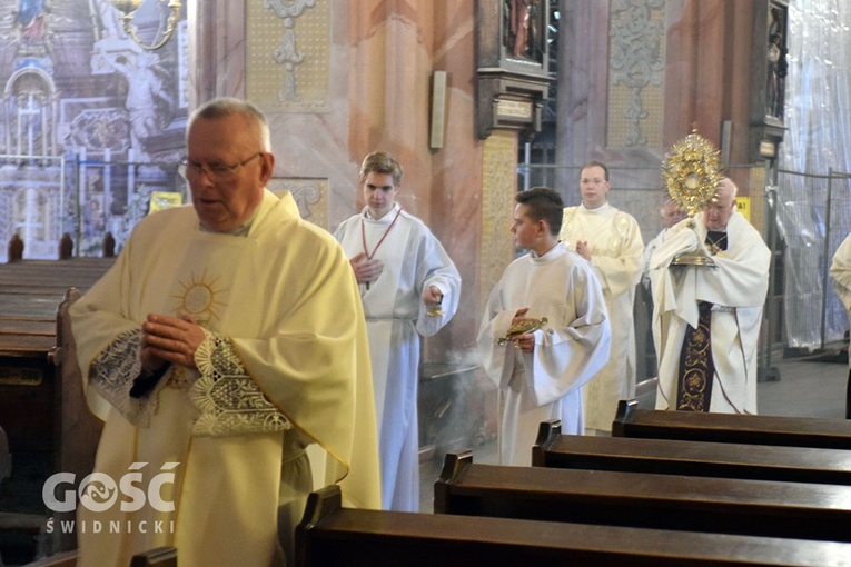 Procesja rezurekcyjna w świdnickiej katedrze