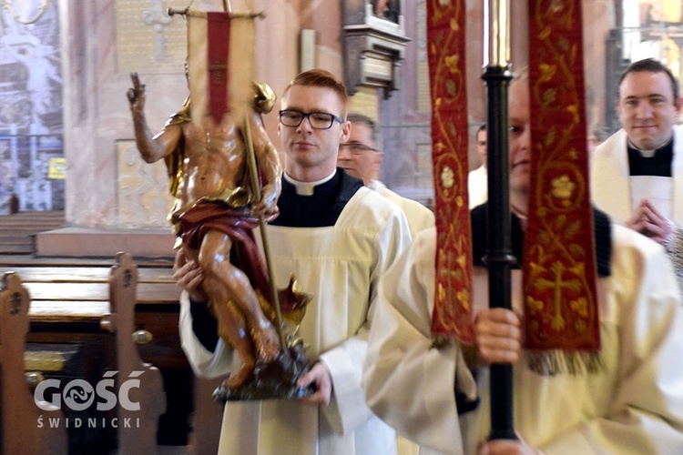 Procesja rezurekcyjna w świdnickiej katedrze