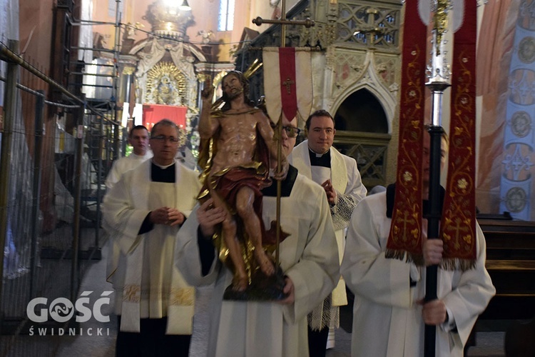 Procesja rezurekcyjna w świdnickiej katedrze