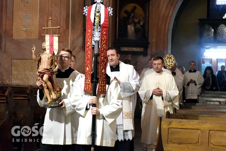 Procesja w tym roku przeszła wewnątrz świątyni bocznymi nawami.