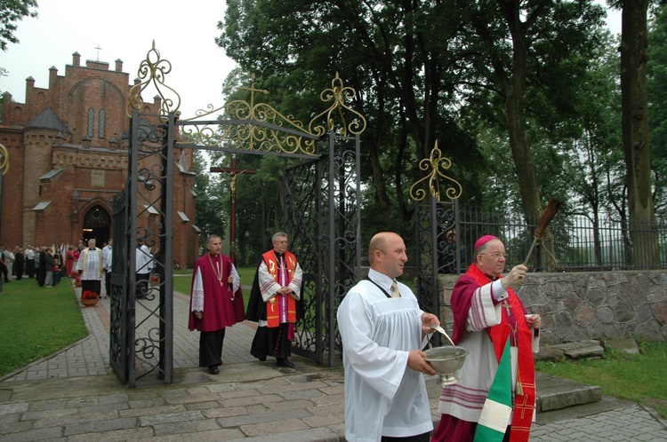 Posługa bp. Romana Marcinkowskiego w dziennikarskim obiektywie