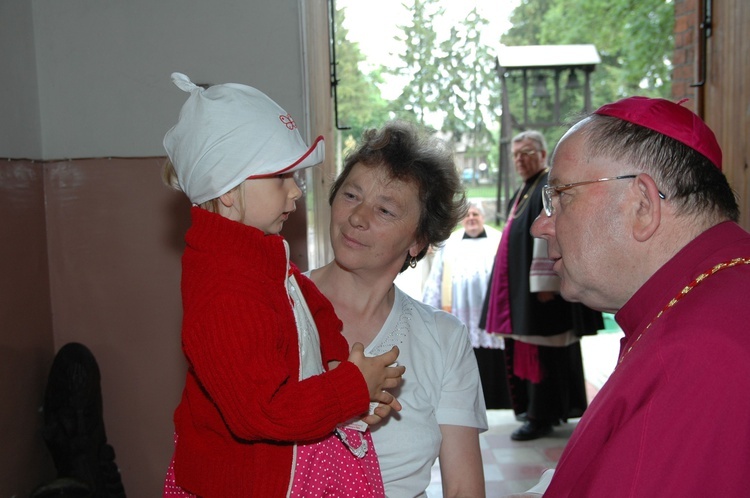 Posługa bp. Romana Marcinkowskiego w dziennikarskim obiektywie