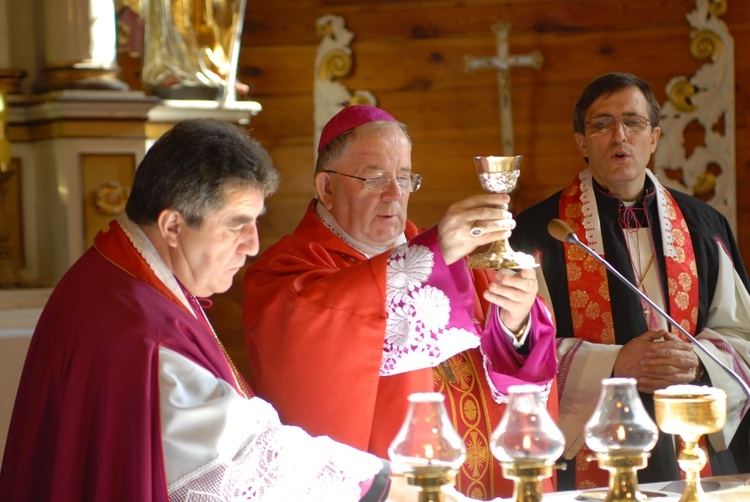 Posługa bp. Romana Marcinkowskiego w dziennikarskim obiektywie