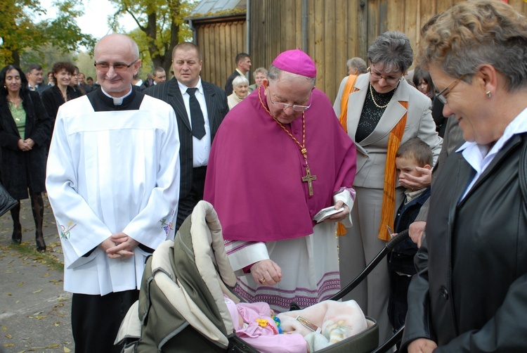 Posługa bp. Romana Marcinkowskiego w dziennikarskim obiektywie