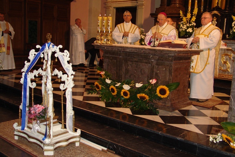 Posługa bp. Romana Marcinkowskiego w dziennikarskim obiektywie