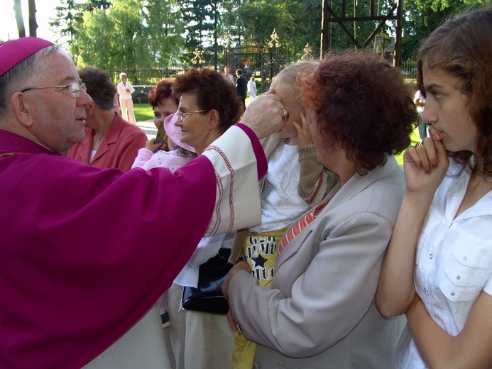 Posługa bp. Romana Marcinkowskiego w dziennikarskim obiektywie