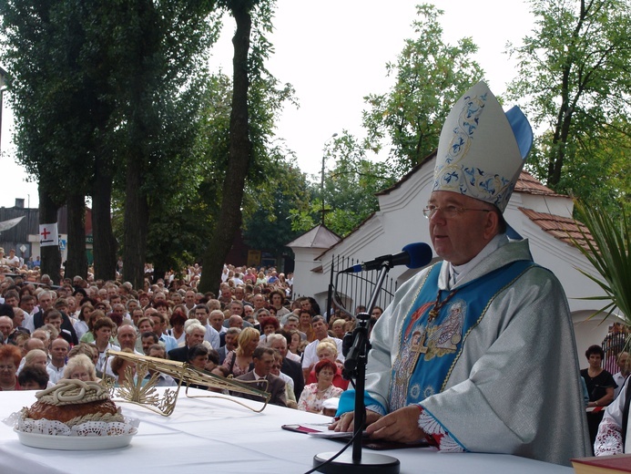 Posługa bp. Romana Marcinkowskiego w dziennikarskim obiektywie