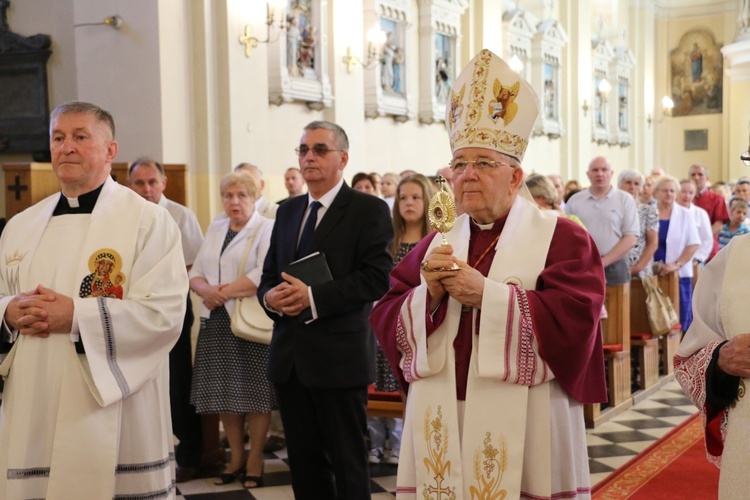 Posługa bp. Romana Marcinkowskiego w dziennikarskim obiektywie