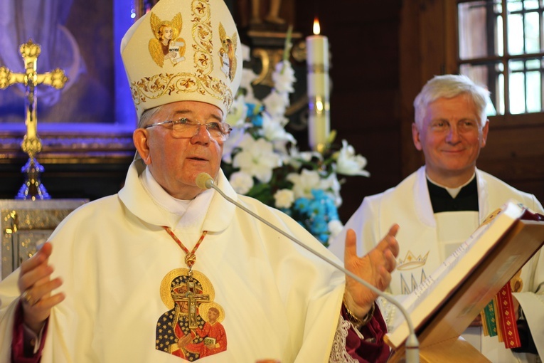 Posługa bp. Romana Marcinkowskiego w dziennikarskim obiektywie