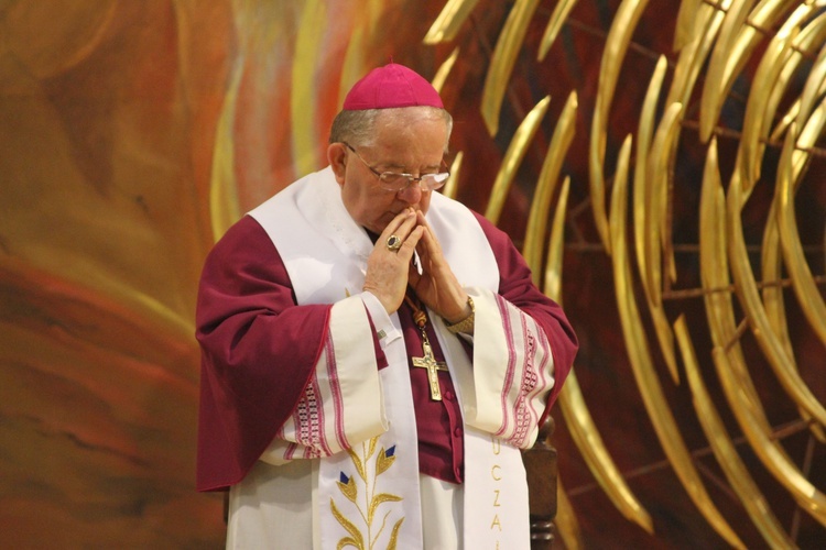 Posługa bp. Romana Marcinkowskiego w dziennikarskim obiektywie