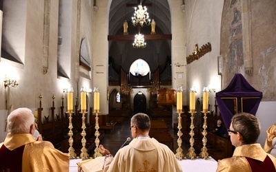 Kościoły fizycznie puste, ale wypełnione tęsknotą, miłością i pragnieniem Chrystusa