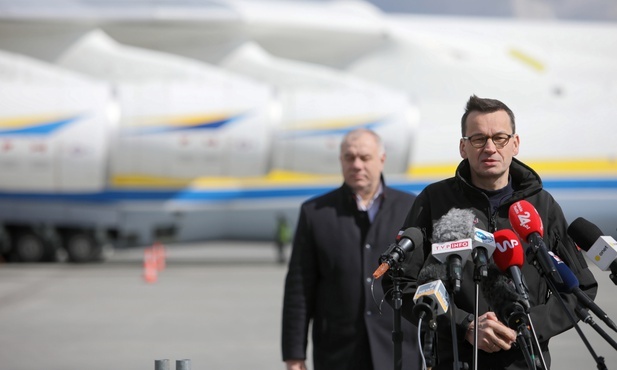 Premier: Do Polski przybywa ok. 80 ton towarów; to bezprecedensowy transport, który będziemy powielać