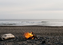 Ogień na brzegu