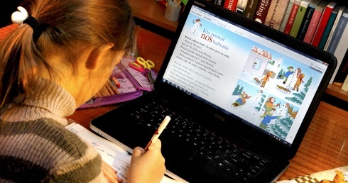 W wielu rodzinach, zwłaszcza wielodzietnych, umożliwienie dzieciom zdalnego nauczania jest problemem. Brakuje komputerów i dostępu do internetu.