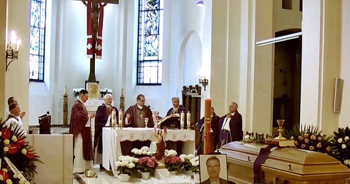 Patrzyli w niego jak w niebo. Pogrzeb ks. Stanisława Jurczuka