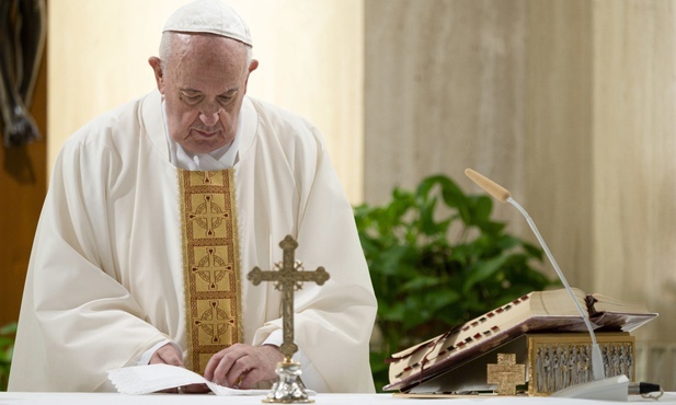 Papież: Wczoraj otrzymałem list od pewnej siostry. Opisywała mi bardzo trudną pracę, jaką podejmują pracownicy służby zdrowia