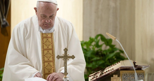 Papież: Wczoraj otrzymałem list od pewnej siostry. Opisywała mi bardzo trudną pracę, jaką podejmują pracownicy służby zdrowia