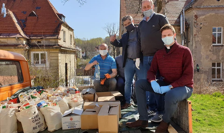 Zapakowane towary tuż przed rozwiezieniem do potrzebujących.