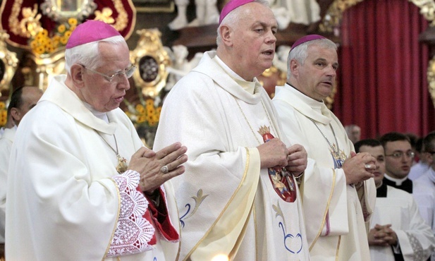 Biskupi legniccy w czasie jednej ze Mszy św.