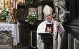 Biskup w czasie Mszy św. w Niedzielę Miłosierdzia.