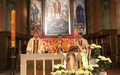 Bp Roman Pindel oraz ks. Antoni Młoczek i ks. Piotr Góra przy ołtarzu w bielskiej katedrze św. Mikołaja.