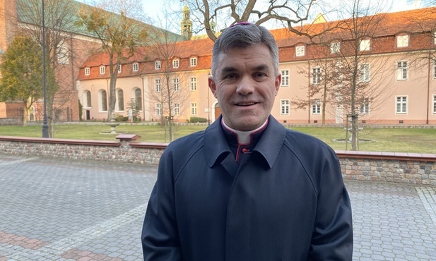 - Modlimy się, by pandemia ustała. Ale jeszcze ważniejszą rzeczą jest, byśmy z tej pandemii wyszli ludźmi piękniejszymi - mówi bp Zieliński.