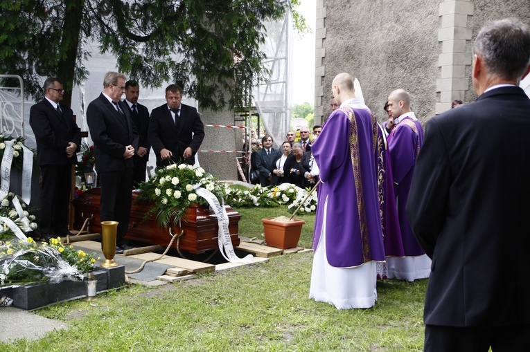 Od 20 kwietnia poluzowane zostały także przepisy dotyczące liturgii kościelnych.