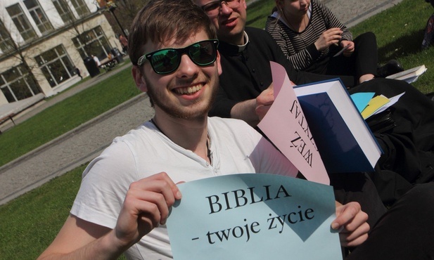 Czytanie Pisma Świętego podejmuje coraz więcej osób.