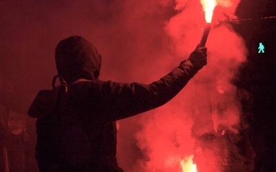 Kolejna noc zamieszek na przedmieściach Paryża