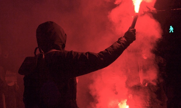 Kolejna noc zamieszek na przedmieściach Paryża