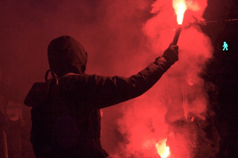 Kolejna noc zamieszek na przedmieściach Paryża