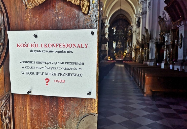Zgodnie z nowymi przepisami, w kościołach może przebywać 1 osoba na 15 metrów kwadratowych powierzchni.